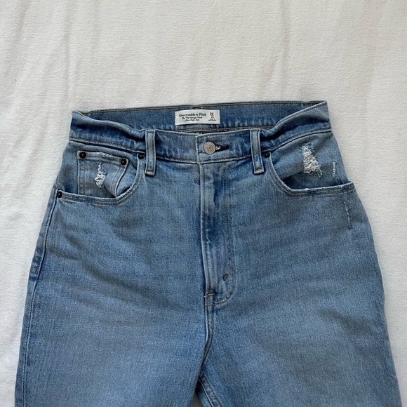 Abercrombie & Fitch light wash vintage flare jeans - Picture 2 of 4